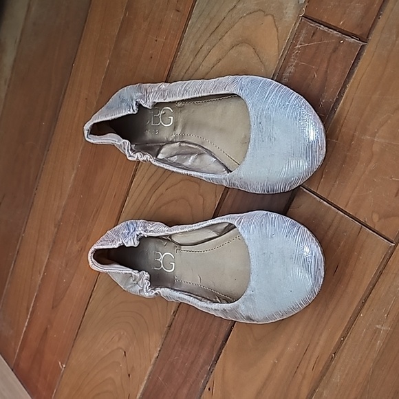 BCBG flats size 6 silvery and shiny ✨️ - Picture 3 of 6